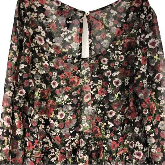 Full Tilt Floral Sheer Hii-Low Blouse Cutout Back
Size M - Picture 5 of 6